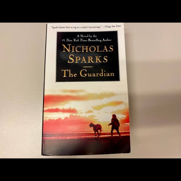 books Other - The Guardian paperback book by Nicholas Sparks